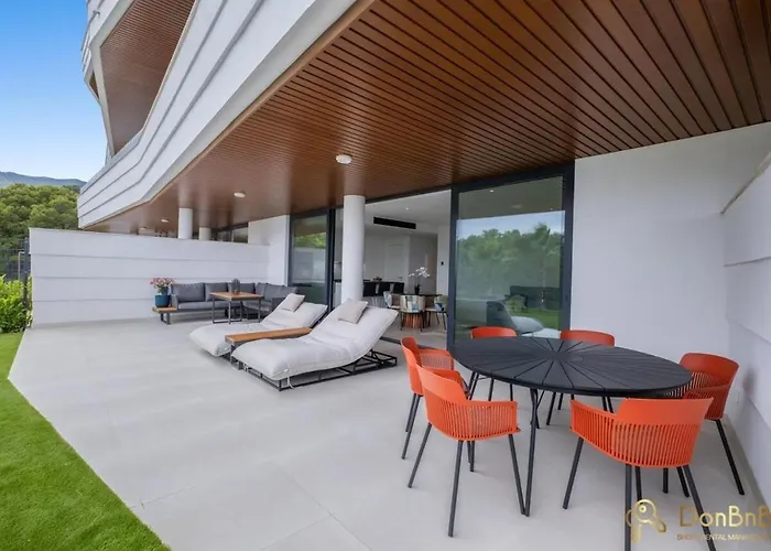 Sea View With Garden In Appartement Fuengirola